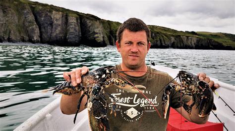 Hand hauling lobster pots + how to set up a pot string .
